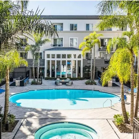 Cozy Unit Conveniently Located Pool View Apartment
